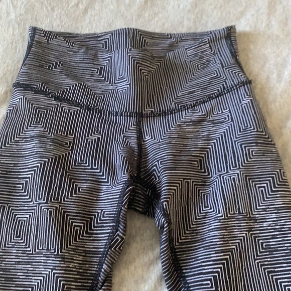 Lululemon crops. Size 2. - Picture 3 of 3